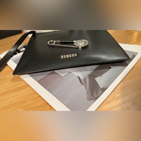 Authentic Versus by GIANNI VERSACEb black leather safety pin wristlet bag - Picture 3 of 8